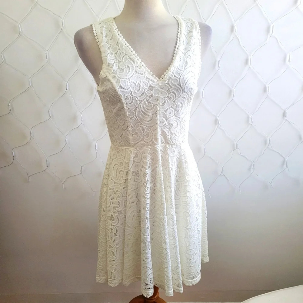 Francesca's Lace V-Neck Dress • All White • Size Small